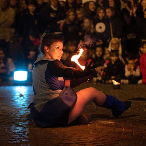 Laura Baldini performer fuoco serale
